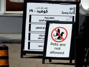 Kahire, Mısır, 24 Nisan 2023: Bir hayvanın, kafeler ve restoranlar alanındaki Arap koruma talimatları metni ile emlak politikası ve güvenlik kaygılarını ele almasına izin verilmiyor