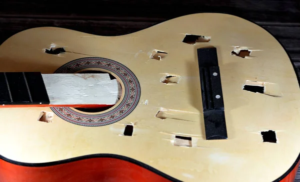 Una Vieja Guitarra Clásica Madera Rota Con Cuerdas Dañadas Acordes —  Fotos de Stock