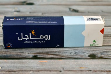 Giza, Mısır, 28 Nisan 2023: Rheumagel gel 100 gm, yüksek içerikli koza kökü özü, metil salisilat, nane yağı ve Capsaicin kas ve eklem ağrısını azaltmak için gösterildi