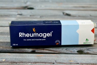 Giza, Mısır, 28 Nisan 2023: Rheumagel gel 100 gm, yüksek içerikli koza kökü özü, metil salisilat, nane yağı ve Capsaicin kas ve eklem ağrısını azaltmak için gösterildi