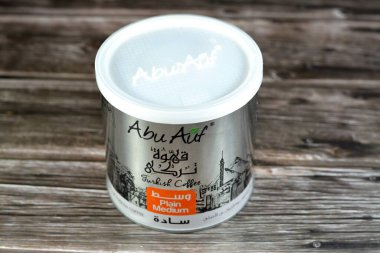 Kahire, Mısır, 28 Nisan 2023: Abu Auf sade Türk kahvesi, kahve fabrikasının öğütülmüş kahvesi ve kahve kaynağı. Kırmızı ya da mor meyvenin içindeki çekirdek, genellikle kahve olarak adlandırılır.