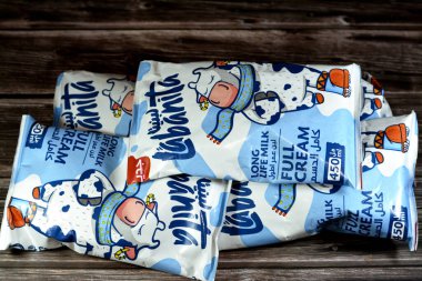 Kahire, Mısır, 28 Nisan 2023: Labanita, ahşap arka planda izole edilmiş doğal sütün seçici odak noktası Mansour şirketi tarafından 450 mL 'lik taze inek sütü paketi