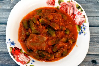 Biftek parçaları ve domates sosuyla pişirilen bamya, Bamia, bamya veya Okro, birçok İngilizce konuşulan ülkede kadınlar parmakları veya ochro olarak bilinen Abelmoschus esculentus 'tur.