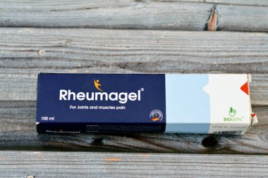 Giza, Mısır, 28 Nisan 2023: Rheumagel gel 100 gm, yüksek içerikli koza kökü özü, metil salisilat, nane yağı ve Capsaicin kas ve eklem ağrısını azaltmak için gösterildi