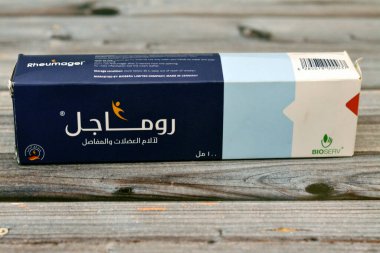 Giza, Mısır, 28 Nisan 2023: Rheumagel gel 100 gm, yüksek içerikli koza kökü özü, metil salisilat, nane yağı ve Capsaicin kas ve eklem ağrısını azaltmak için gösterildi