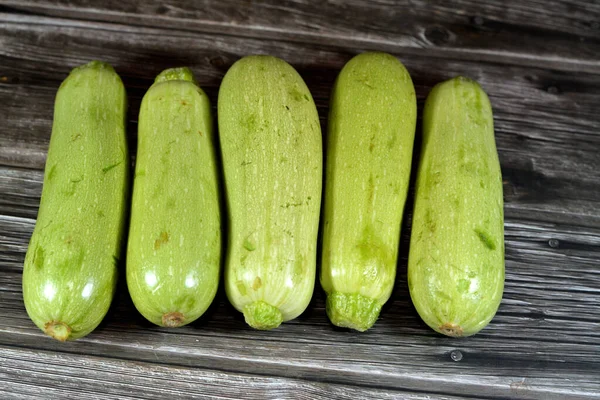 Haufen Frischer Grüner Zucchini Oder Zucchini Gemüse Isoliert Auf Hölzernem — Stockfoto