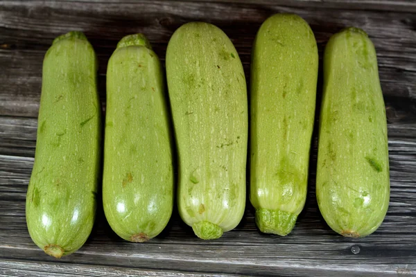 Stos Świeżych Zielonych Cukinii Lub Cukinii Warzywa Izolowane Drewnianym Tle — Zdjęcie stockowe