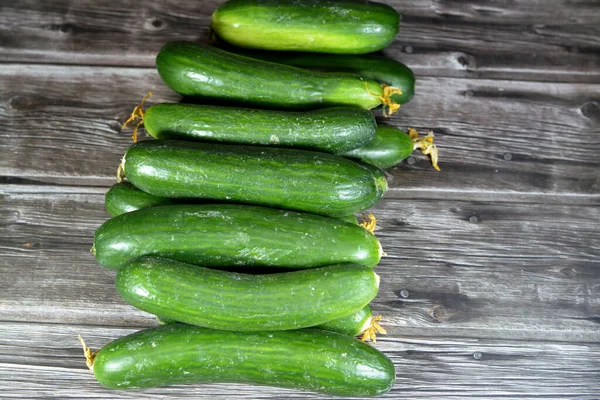 Haufen Frischer Grüner Gurken Gemüse Isoliert Auf Holzgrund Selektiver Fokus — Stockfoto