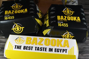 Kahire, Mısır, 30 Nisan 2023: Bazuka hamburger, fajita ambalajı, patates kızartması ve meşrubat paketleri, Bazooka Mısır 'da yer alan bir restorandır.