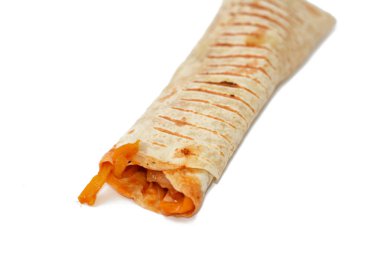 Çıtır tavuklu tortilla fajita dürümlü sandviç, Fajitas popüler bir Tex-Mex yemeği, ince şeritler halinde kesilmiş, un tortilla, ızgara biber, soğan ve sosla servis edilmiş, seçici odaklı