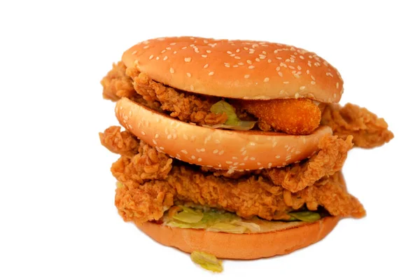 Kuřecí Farmářský Trojitý Sendvič Sezamové Hamburgerové Housce Křupavými Smaženými Kuřecími — Stock fotografie