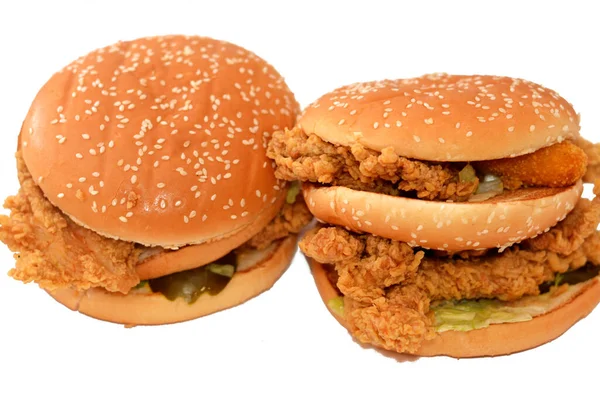 Potrójne Kanapki Kurczakiem Jalapeno Chrupiące Ranczo Bułce Hamburgerowej Sezamowej Smażonymi — Zdjęcie stockowe