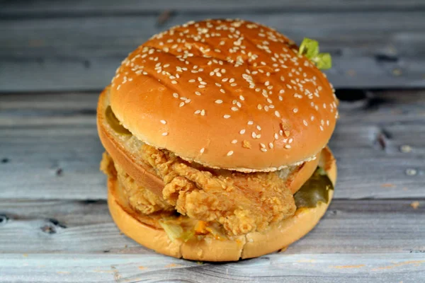 Potrójny Kurczak Jalapeno Chrupiący Kanapka Bułce Hamburgera Smażone Chrupiące Kawałki — Zdjęcie stockowe