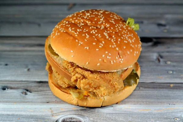 Potrójny Kurczak Jalapeno Chrupiący Kanapka Bułce Hamburgera Smażone Chrupiące Kawałki — Zdjęcie stockowe
