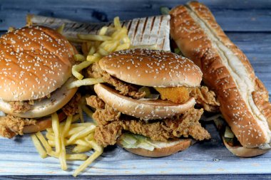 Büyük tavuk, üçlü Jalapeno tavuğu çıtır çıtır ve susamlı sandviç, kızarmış tavuk göğsü, marul, çedar peyniri, mozzarella çubuğu, barbekü, tavuk fajita tortilla dürümü.