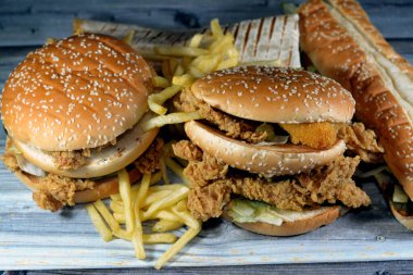 Büyük tavuk, üçlü Jalapeno tavuğu çıtır çıtır ve susamlı sandviç, kızarmış tavuk göğsü, marul, çedar peyniri, mozzarella çubuğu, barbekü, tavuk fajita tortilla dürümü.