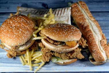 Büyük tavuk, üçlü Jalapeno tavuğu çıtır çıtır ve susamlı sandviç, kızarmış tavuk göğsü, marul, çedar peyniri, mozzarella çubuğu, barbekü, tavuk fajita tortilla dürümü.