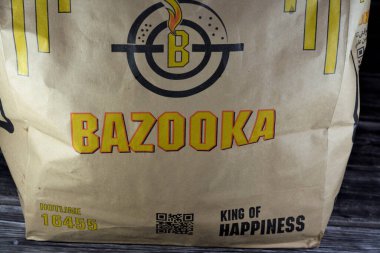 Kahire, Mısır, 30 Nisan 2023: Bazuka hamburger, fajita ambalajı, patates kızartması ve meşrubat paketleri, Bazooka Mısır 'da yer alan bir restorandır.