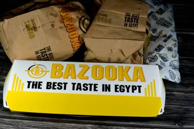 Kahire, Mısır, 30 Nisan 2023: Bazuka hamburger, fajita ambalajı, patates kızartması ve meşrubat paketleri, Bazooka Mısır 'da yer alan bir restorandır.