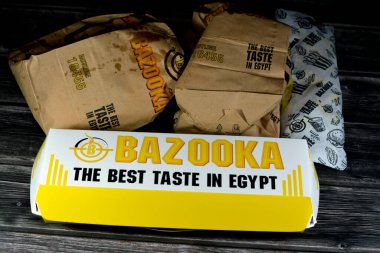 Kahire, Mısır, 30 Nisan 2023: Bazuka hamburger, fajita ambalajı, patates kızartması ve meşrubat paketleri, Bazooka Mısır 'da yer alan bir restorandır.