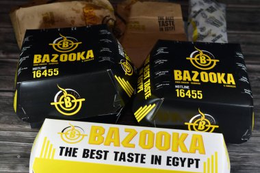 Kahire, Mısır, 30 Nisan 2023: Bazuka hamburger, fajita ambalajı, patates kızartması ve meşrubat paketleri, Bazooka Mısır 'da yer alan bir restorandır.