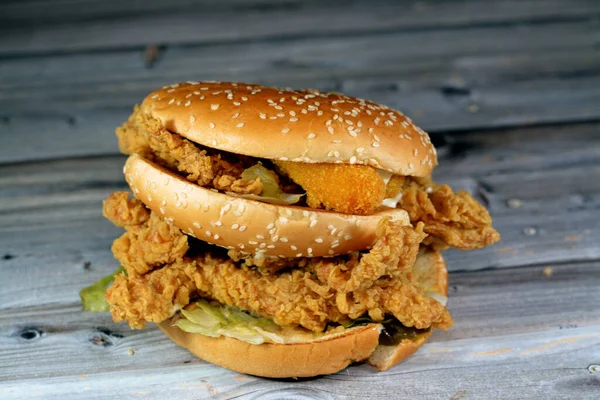 Potrójna Kanapka Kurczaka Sezamowej Bułce Hamburgerowej Chrupiącymi Piersiami Kurczaka Sosem — Zdjęcie stockowe