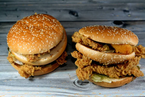 Potrójne Kanapki Kurczakiem Jalapeno Chrupiące Ranczo Bułce Hamburgerowej Sezamowej Smażonymi — Zdjęcie stockowe