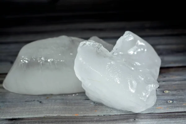 배경에 두꺼운 고체의 얼음덩어리 수있는 서리가 조각의 선택적 — 스톡 사진