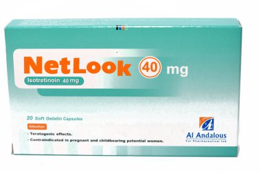 Kahire, Mısır, 2 Mayıs 2023: NetLook yumuşak jelatin kapsülleri, İzotretinoin yağ bezlerini etkileyen ve ciddi akne vulgaris deri hastalıklarının tedavisinde kullanılan reçeteli bir ilaçtır.