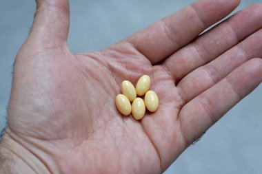 Tıbbi ilaçlar, tabletler, kapsüller hastalıklar için tedavi veya tedavi, uyuşturucu kullanımı, suistimal, intihara meyilli düşünceler, girişimler, uyuşturucu bağımlılığı konsepti, yumuşak jelatin kapsüllerinin seçici odak noktası