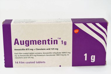 Kahire, Mısır, 4 Mayıs 2023 Augmentin 1g tablet, amoksisilin ve clavulanat potasyum, clavulanik asit, Beta-lactamase inhibitör sınıfı, Amoxicillin bakterilerle savaşan bir penisilin antibiyotiğidir.