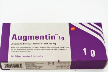 Kahire, Mısır, 4 Mayıs 2023 Augmentin 1g tablet, amoksisilin ve clavulanat potasyum, clavulanik asit, Beta-lactamase inhibitör sınıfı, Amoxicillin bakterilerle savaşan bir penisilin antibiyotiğidir.