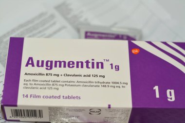 Kahire, Mısır, 4 Mayıs 2023 Augmentin 1g tablet, amoksisilin ve clavulanat potasyum, clavulanik asit, Beta-lactamase inhibitör sınıfı, Amoxicillin bakterilerle savaşan bir penisilin antibiyotiğidir.