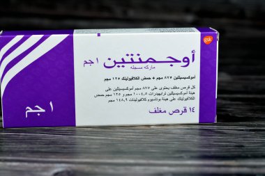 Kahire, Mısır, 4 Mayıs 2023 Augmentin 1g tablet, amoksisilin ve clavulanat potasyum, clavulanik asit, Beta-lactamase inhibitör sınıfı, Amoxicillin bakterilerle savaşan bir penisilin antibiyotiğidir.