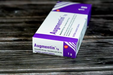 Kahire, Mısır, 4 Mayıs 2023 Augmentin 1g tablet, amoksisilin ve clavulanat potasyum, clavulanik asit, Beta-lactamase inhibitör sınıfı, Amoxicillin bakterilerle savaşan bir penisilin antibiyotiğidir.