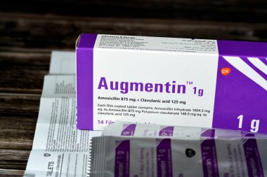 Kahire, Mısır, 4 Mayıs 2023 Augmentin 1g tablet, amoksisilin ve clavulanat potasyum, clavulanik asit, Beta-lactamase inhibitör sınıfı, Amoxicillin bakterilerle savaşan bir penisilin antibiyotiğidir.