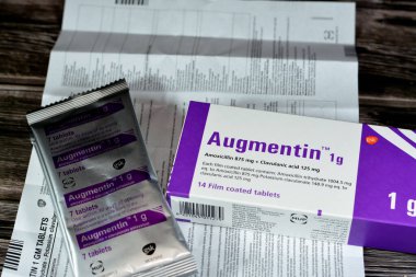 Kahire, Mısır, 4 Mayıs 2023 Augmentin 1g tablet, amoksisilin ve clavulanat potasyum, clavulanik asit, Beta-lactamase inhibitör sınıfı, Amoxicillin bakterilerle savaşan bir penisilin antibiyotiğidir.