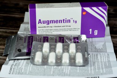 Kahire, Mısır, 4 Mayıs 2023 Augmentin 1g tablet, amoksisilin ve clavulanat potasyum, clavulanik asit, Beta-lactamase inhibitör sınıfı, Amoxicillin bakterilerle savaşan bir penisilin antibiyotiğidir.