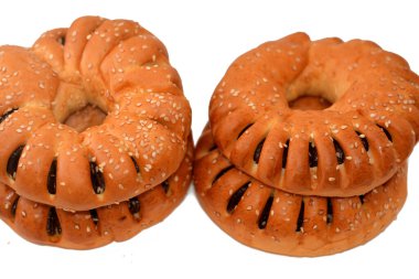 Yumuşak ve çiğnenmiş tarih Ajwa Agwa çöreği, pişmiş ve susam tohumuyla kaplanmış altın-kahverengi tatlı ve hurma meyveleriyle doldurulmuş geleneksel bir pasta ve fırında pişirilmiş