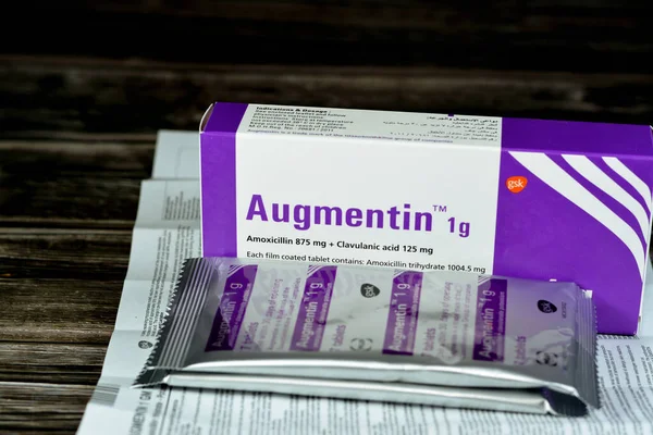 Kahire, Mısır, 4 Mayıs 2023 Augmentin 1g tablet, amoksisilin ve clavulanat potasyum, clavulanik asit, Beta-lactamase inhibitör sınıfı, Amoxicillin bakterilerle savaşan bir penisilin antibiyotiğidir.