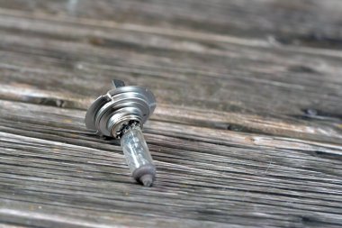 Arabanın ön aracına lamba yerleştirilmiş araba lambası ahşap arka planda izole edilmiş, seçici odak noktası araba aydınlatma aracı otomotiv araçları