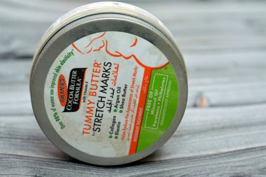 Giza, Mısır, 4 Mayıs 2023: Palmer 'ın E vitamini, kolajen, Argan yağı, elastin, Shea yağı, cilt esnekliğini artırmak ve gerilme izlerini ortadan kaldırmak için kakao yağı formülü.