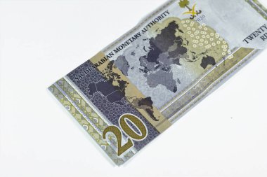 20 SAR 'ın ters tarafı 20 Suudi Arabistan Riyals banknot para banknot para hatıra sayısı bir dünya haritası ile G20 zirve ülkeleri farklı renk serisi 2020 MS 1442 AH
