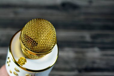 Ahşap arka planda bir mikrofona yakın çekim, seminer odasında konuşma için mikrofon ya da konferans salonu ışığı, bir etkinlik, bakım, onarım, kamusal alanda konuşma