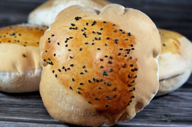 Mısır Mahlaboratuvar ekmeği, ince, çıtır çıtır ve lezzetli, üzerinde un, kuru maya, süt, yumurta, şeker, tuz, siyah tohum, sıcak su, herhangi bir şeyle ya da tek başına yapılan siyah tohum tohumu tohumu tohumları var.