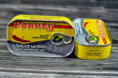 Kahire, Mısır, 6 Mayıs 2023: Bitkisel yağda konserve Fas sardalyası, kolay açılır, sardalya balığı besin zengini, küçük, yağlı balık, bir Omega 3 yağ asidi kaynağı