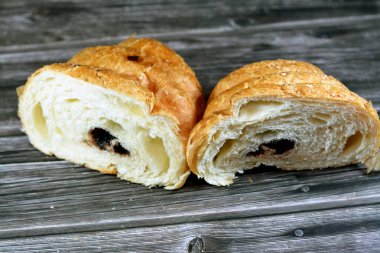 Bir kruvasan, tereyağlı, sarkık, viyana pastası, Avusturya kipferl şeklinden esinlenilmiş ama Fransız mayalı lamine hamur ile doldurulmuş ve çikolatayla doldurulmuş.