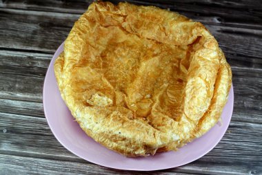 Mısırlı Feteer meshaltet, katmanlar üzerine katmanlar halinde hamur işi ve aralarında bir sürü ghee ya da tereyağı, ünlü Mısır hamur işi Mısır hamur tatlısı ve tereyağı tariflerinden biri,