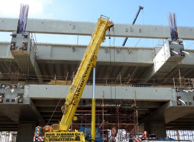 Kahire, Mısır, 9 Mayıs 2023: Orascom şirketi tarafından New Kahire şehrinde kolonları ve rayları olan, hızlı ulaşım sistemi olan, en uzun tek raylı şöför olan Kahire 'de inşa edilen tek raylı şantiye.