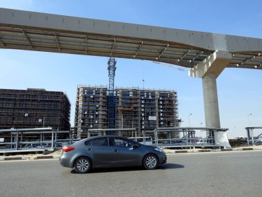 Kahire, Mısır, 9 Mayıs 2023: Orascom şirketi tarafından New Kahire şehrinde kolonları ve rayları olan, hızlı ulaşım sistemi olan, en uzun tek raylı şöför olan Kahire 'de inşa edilen tek raylı şantiye.